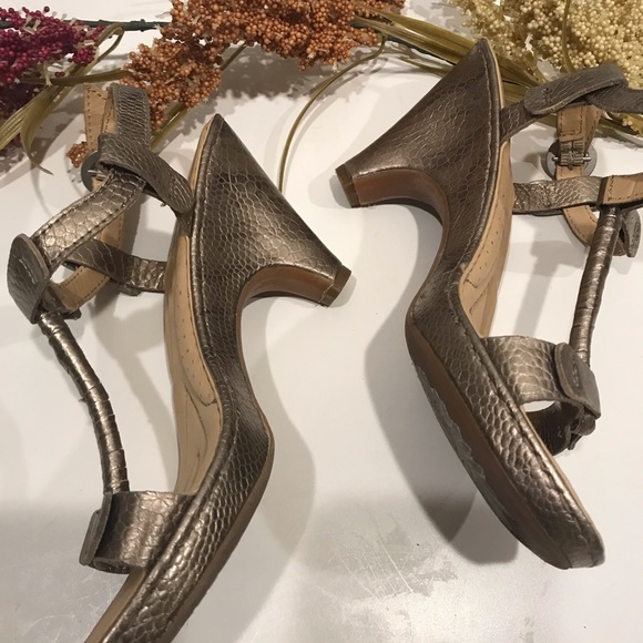 BORN CROWN bronze metallic open toe t-strapped 7 - Picture 2 of 6